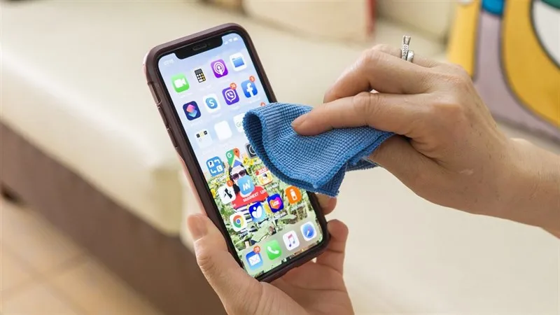 Bạn đã biết cách vệ sinh màn hình điện thoại đúng cách?