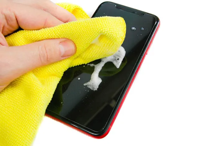Không nên xịt trực tiếp dung dịch làm sạch lên màn hình điện thoại