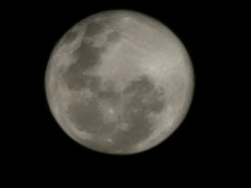 Hình ảnh mặt trăng ở chế độ x100 của Galaxy S23 Ultra