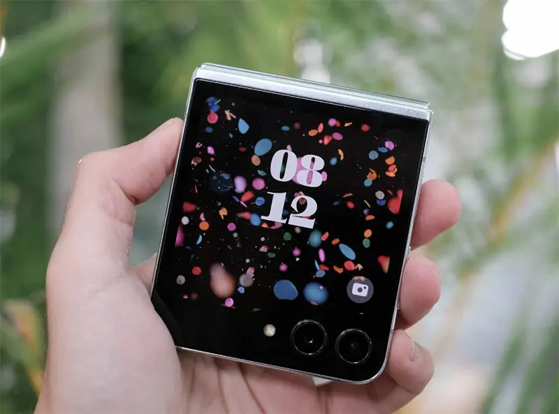 Thiết kế nhỏ gọn và bắt mắt trên Galaxy Z Flip5